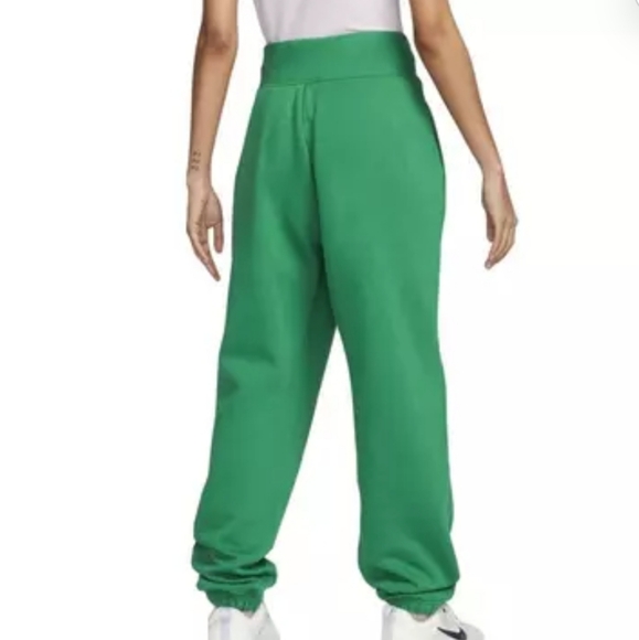 NWT Women's Nike OVERSIZED sweatpants - Picture 2 of 9